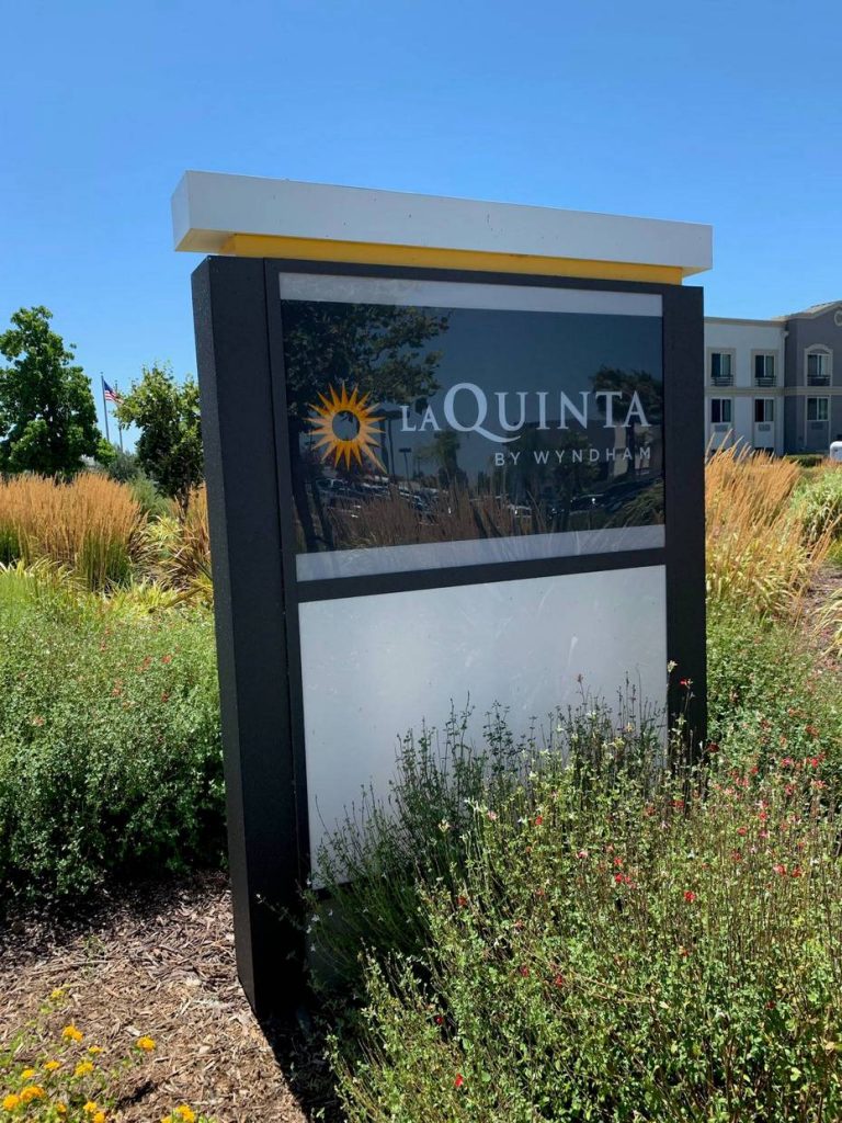 A post sign of La Quinta